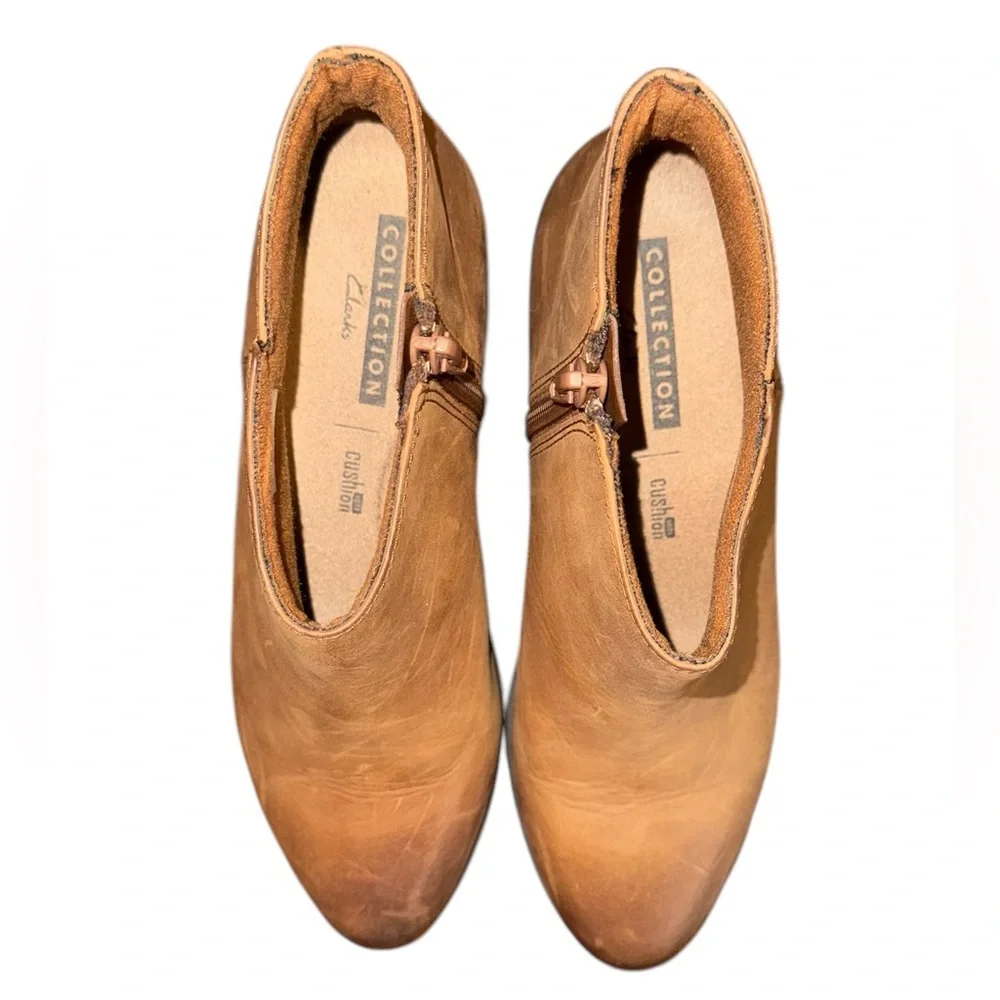 Clarks Addiy Tan Ankle Boots with Low Stacked Heel and Zipper Closure Size 6.5